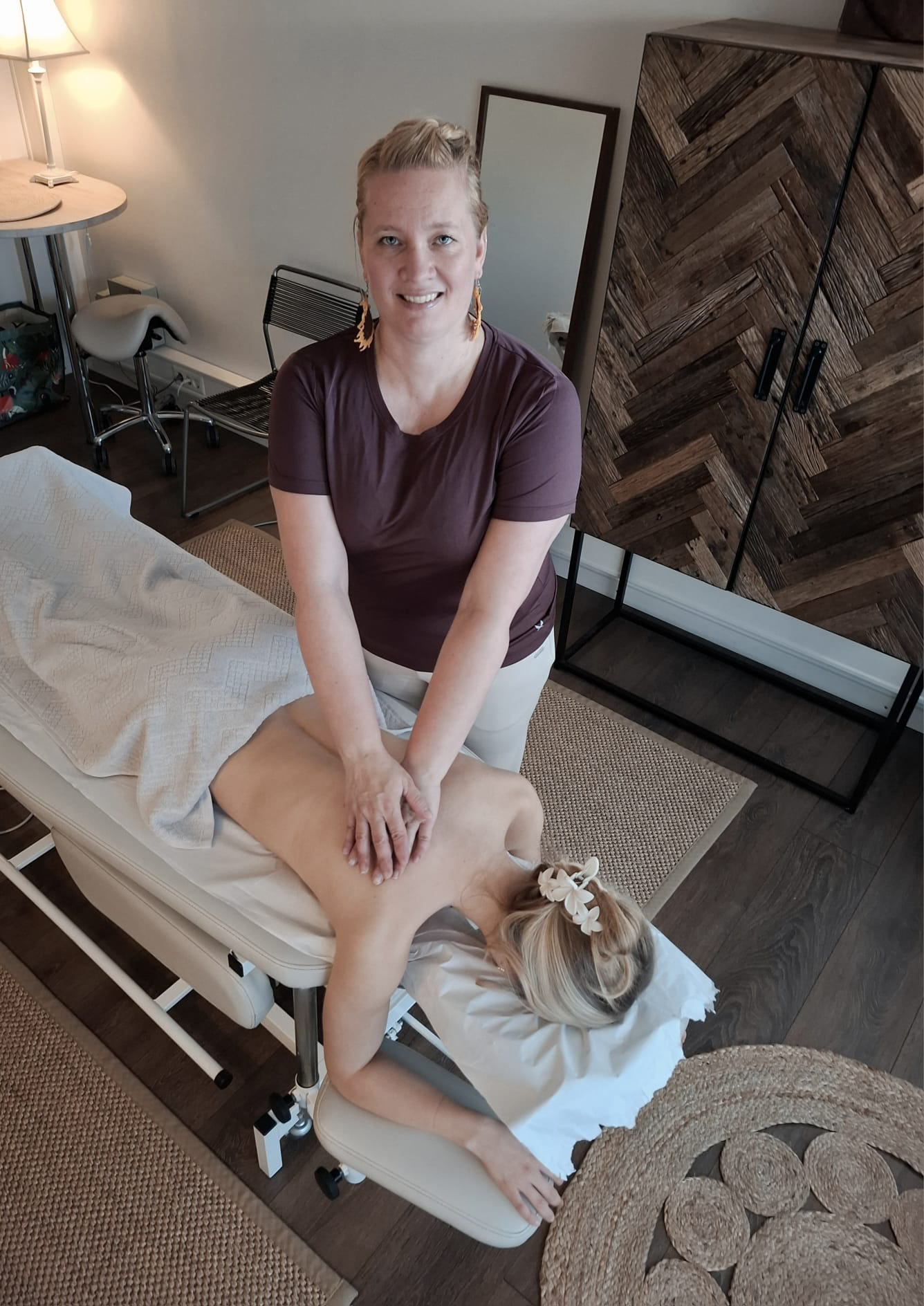 Hieroja hieroo asiakasta